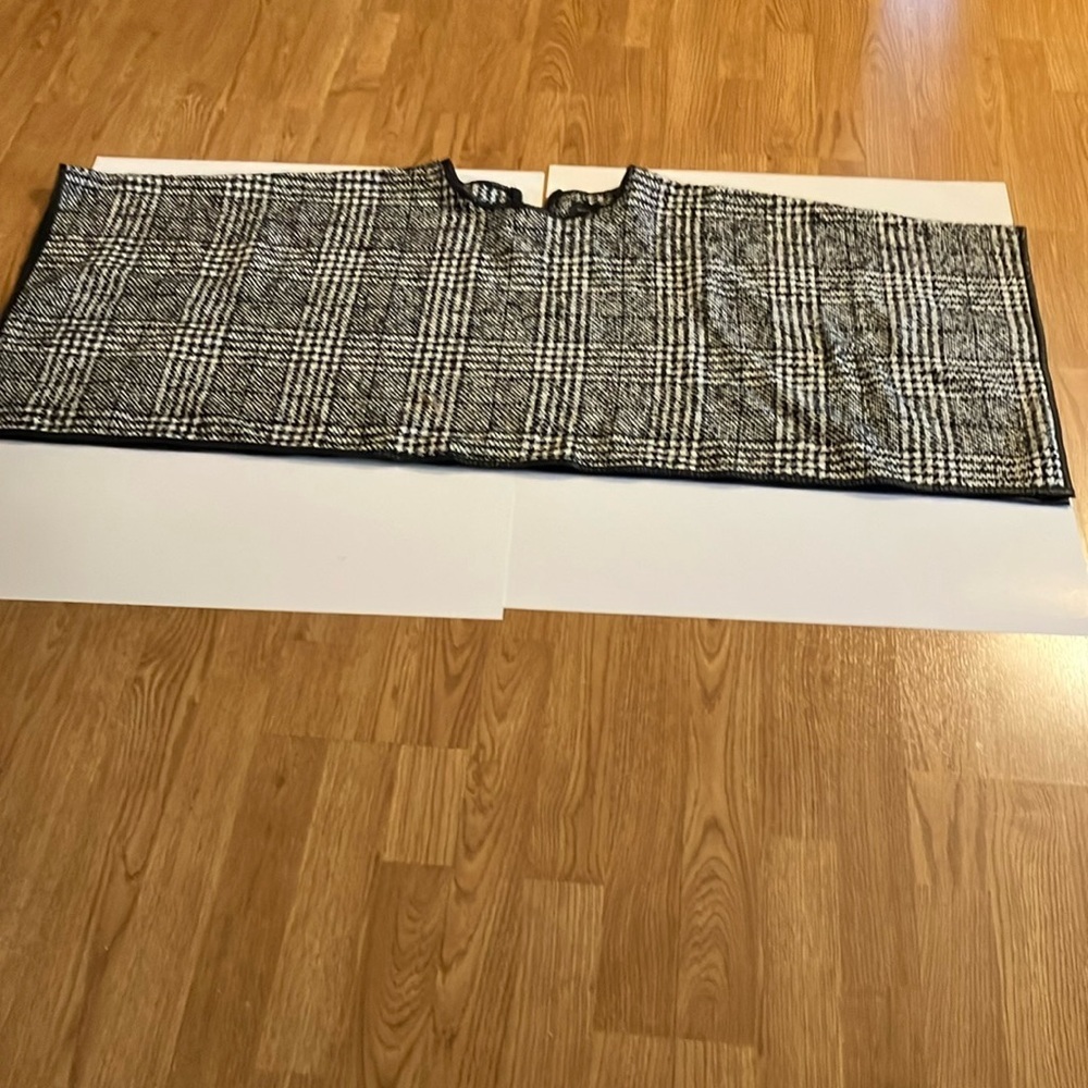Women’s Romeo & Juliet Couture Black & White Plaid Cropped Cape Sz M EUC